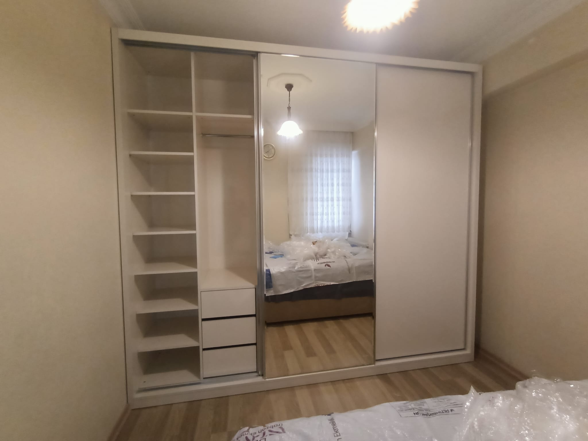 Tam Boy Aynalı Beyaz Lake Yatak Odası Gardırobu