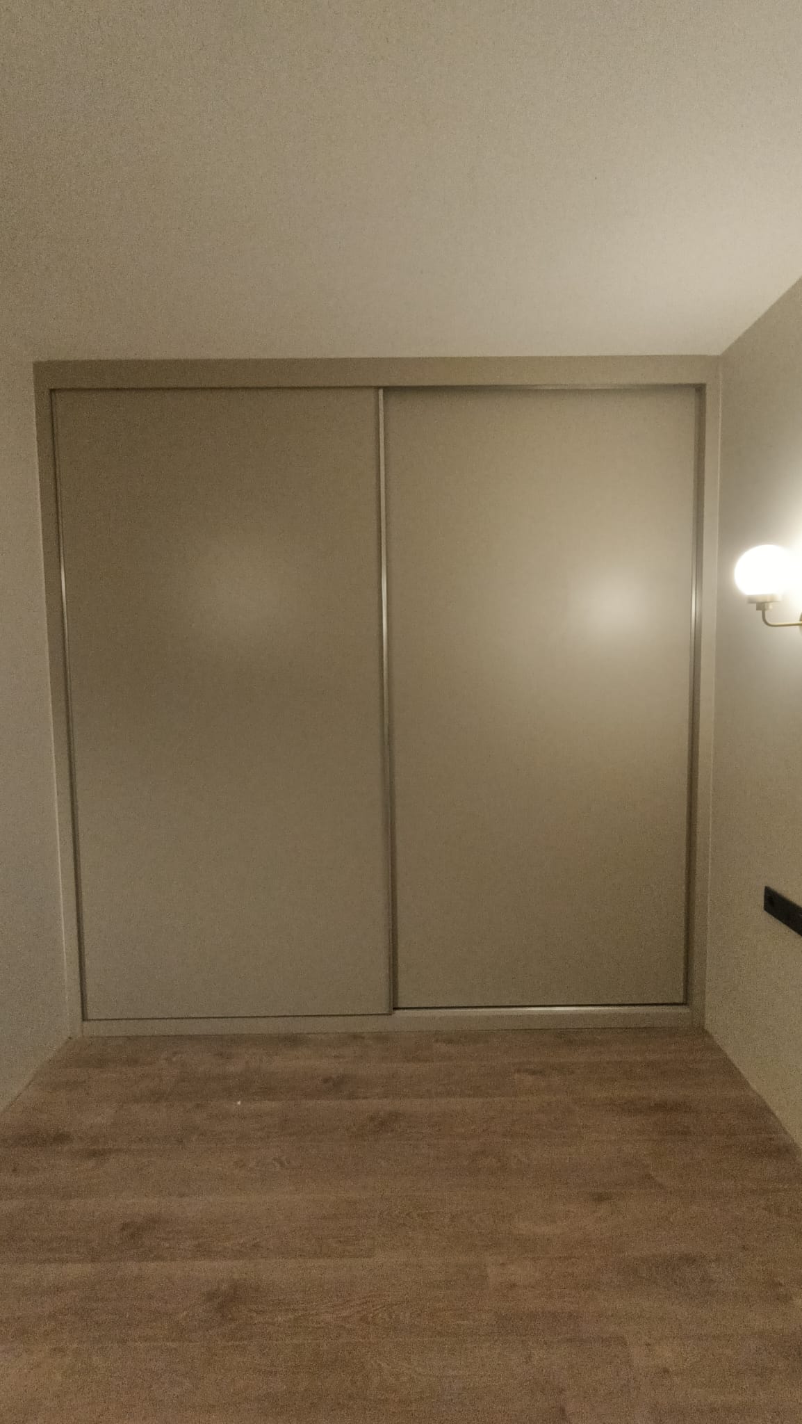 Özel Ölçü Bej Sürgülü Ray Dolap Kapakları Kapalı Tam Görünüm