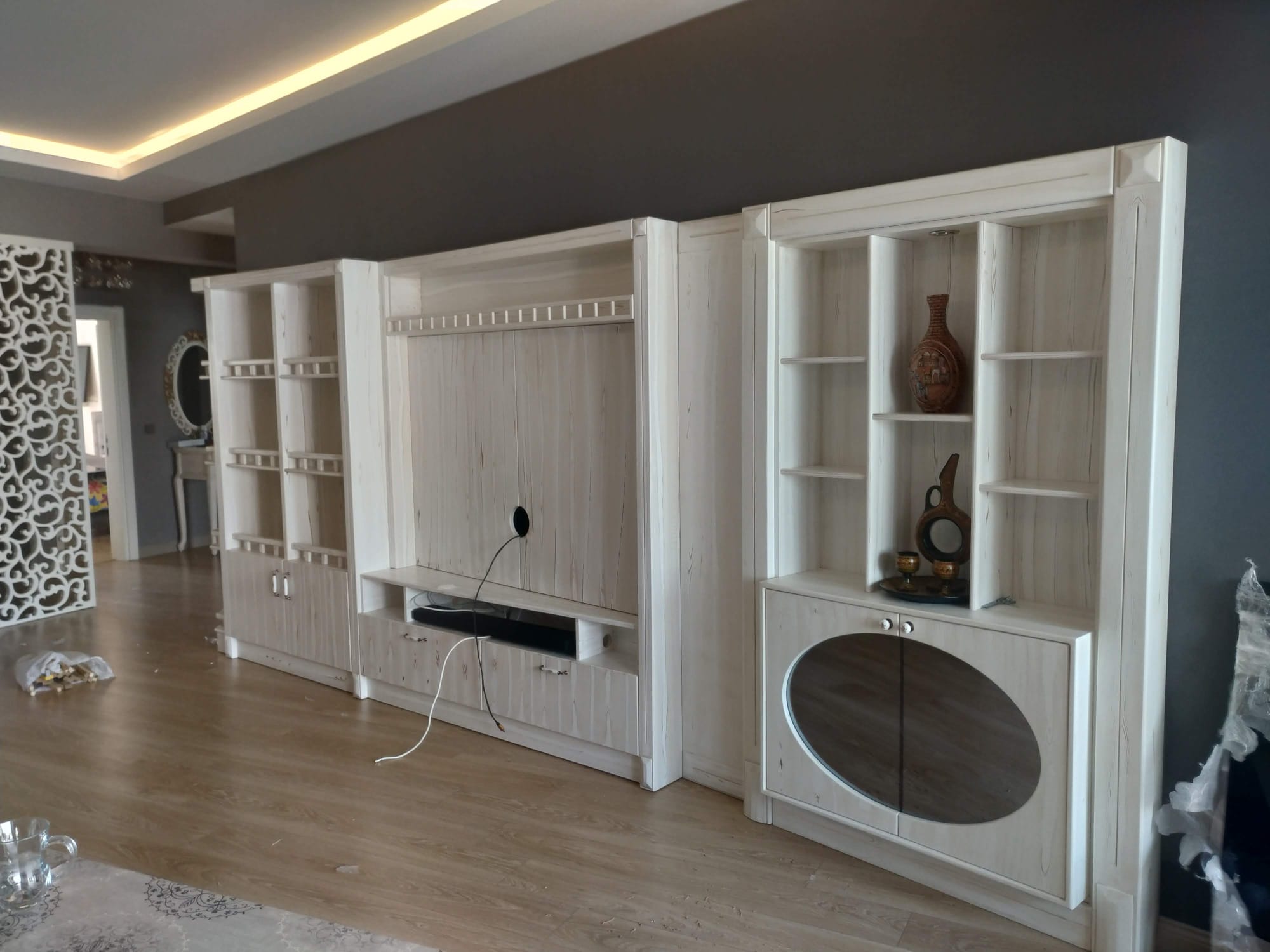 Beyaz Ahşap Dokulu Lake TV Ünitesi ve Kitaplık Modülü Tam Cephe