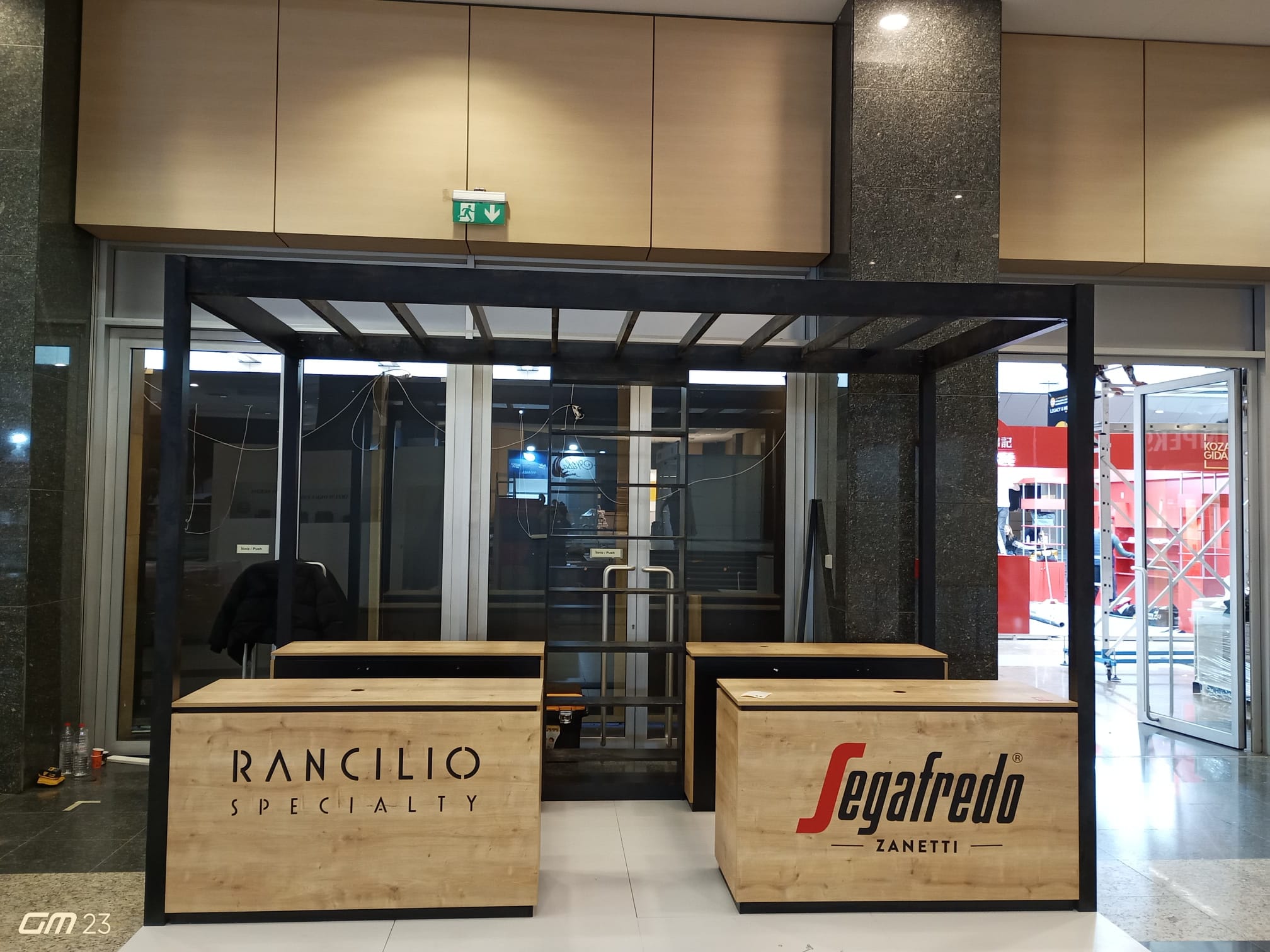 Segafredo Kahve Standı Masif Ahşap Ön Servis Tezgahı ve Barista Alanı
