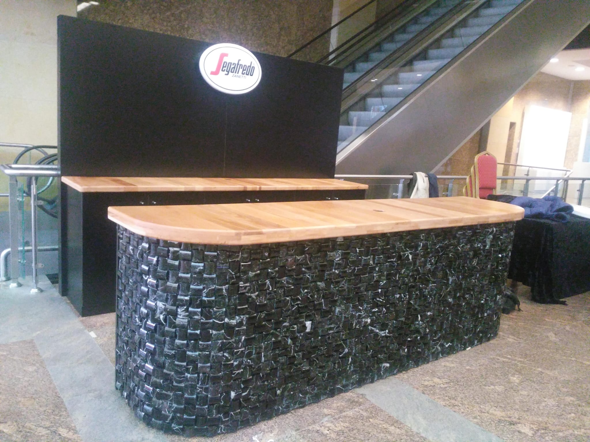 Işıklı Segafredo Logo Paneli ve Ahşap Tablalı Mozaik Servis Tezgahı