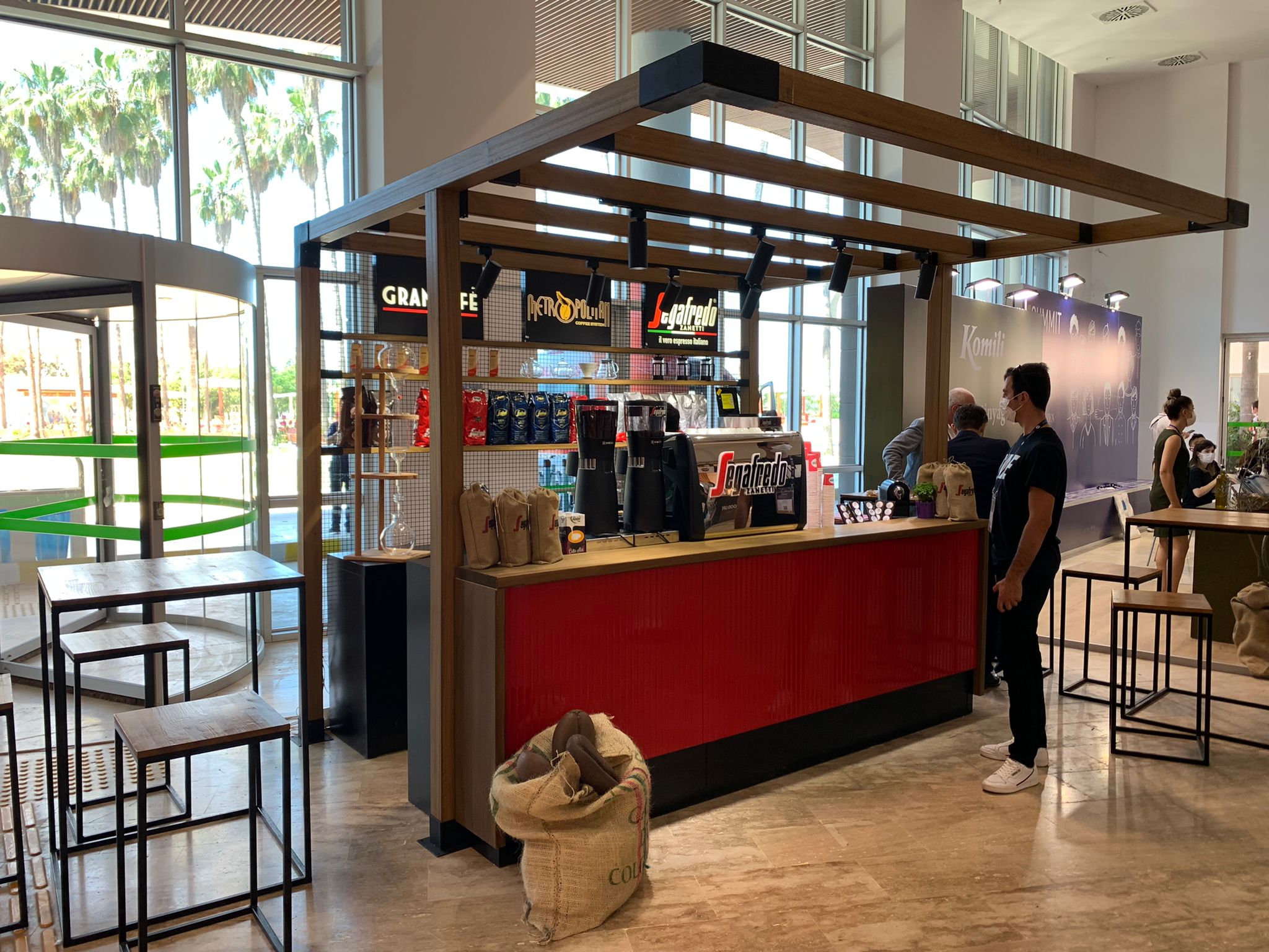 Segafredo Kırmızı Ahşap Pergolalı Büyük Açık Hava Etkinlik Standı
