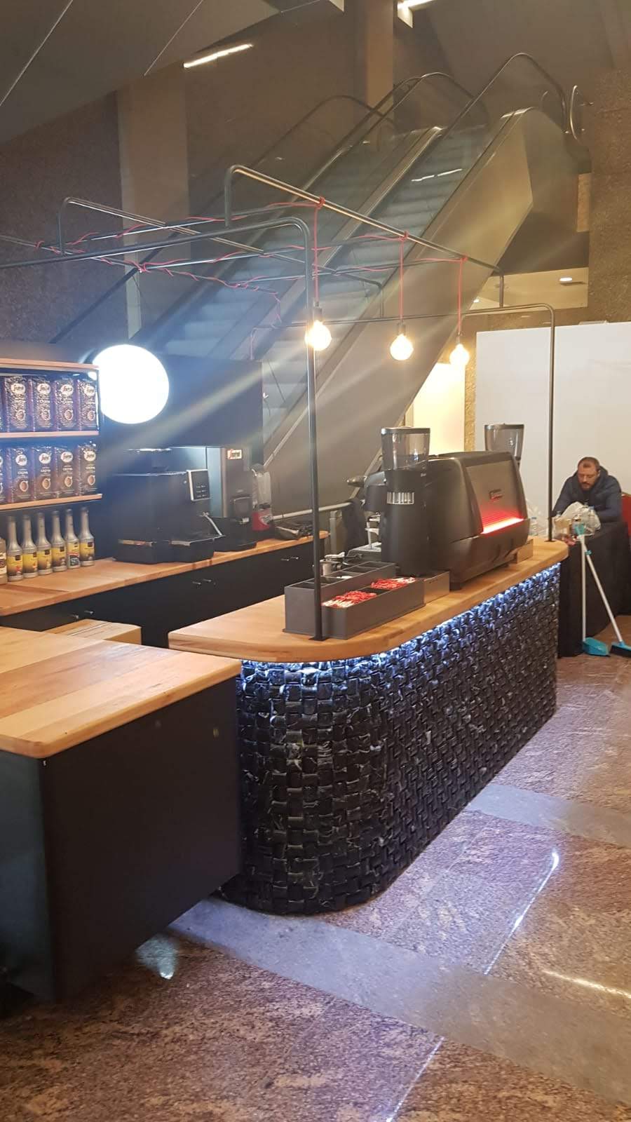 Segafredo Siyah Mozaik Kahve Barı Yürüyen Merdiven Önü Lobi Kurulumu