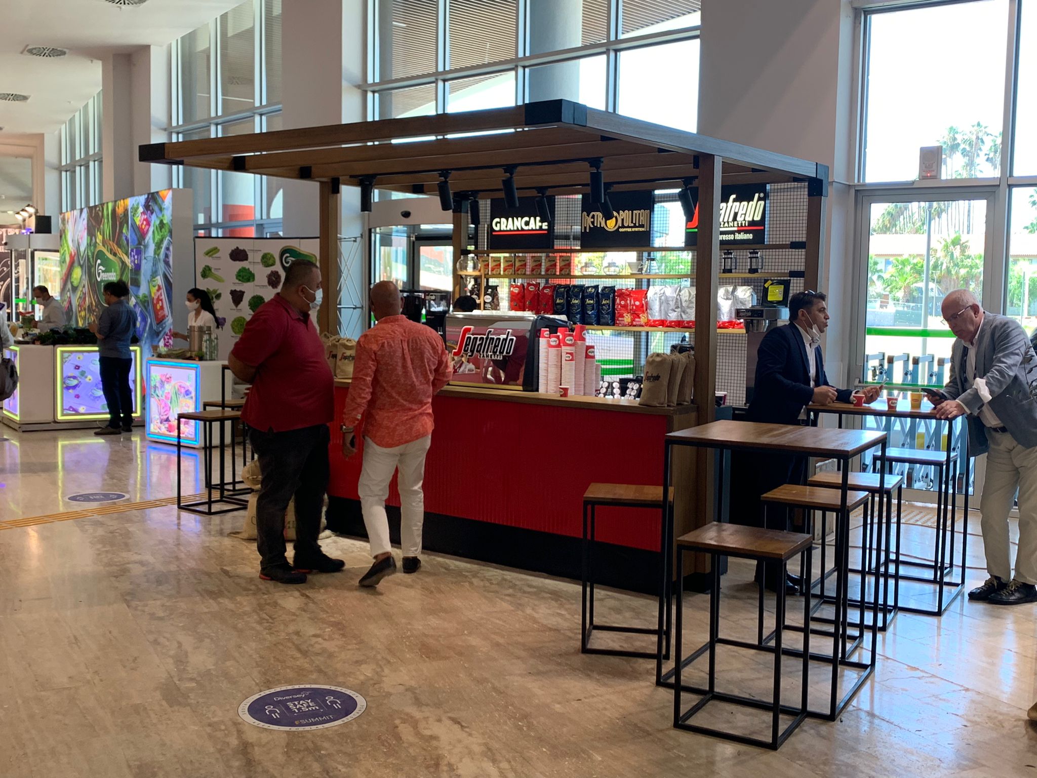 Segafredo Ahşap Fuar Standı Müşteri Bar Taburesi ve Oturma Alanı