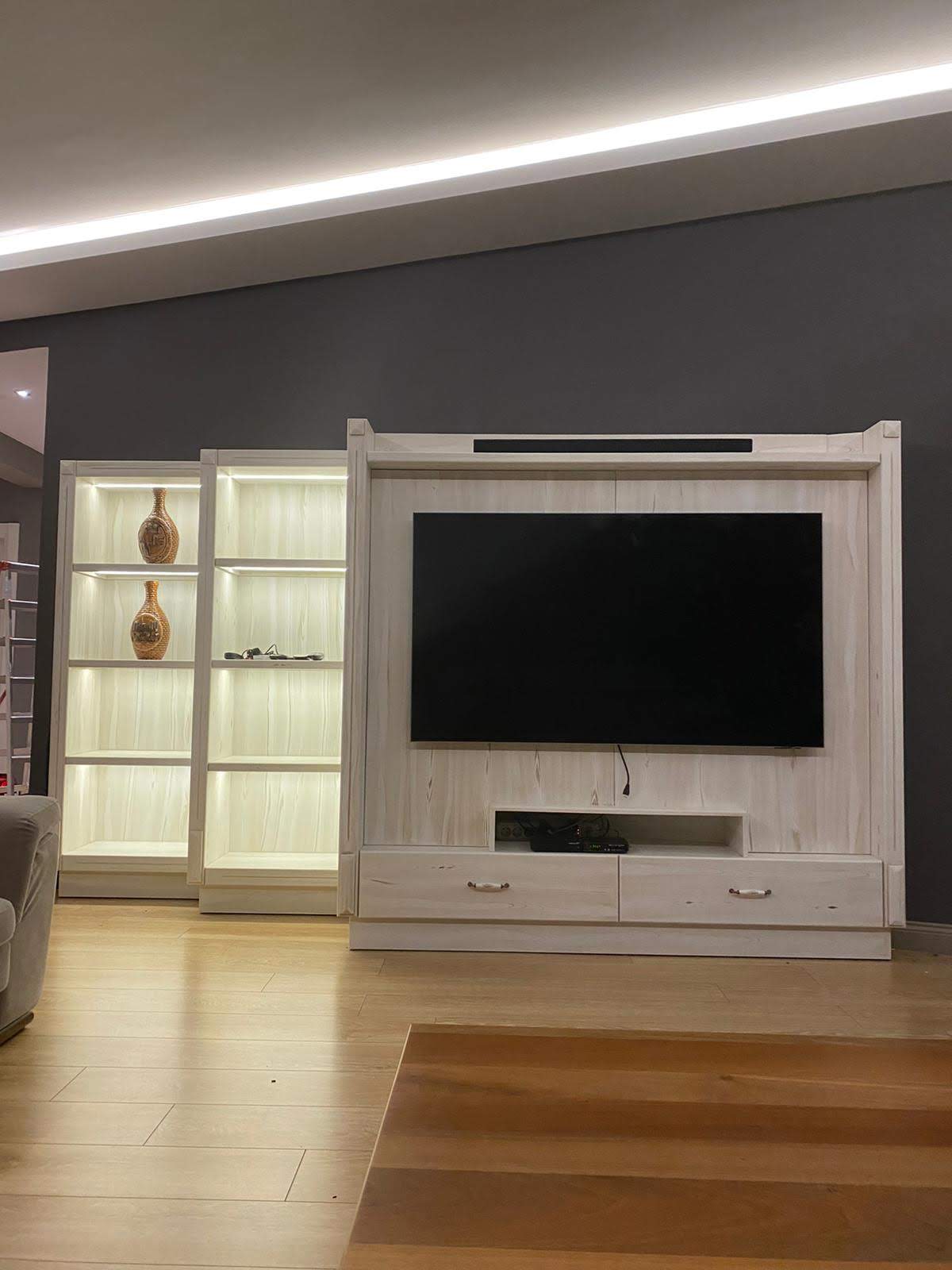 Spot Aydınlatmaları Açık Beyaz TV Ünitesi ve Vitrin Bölümü